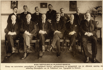 98670 Groepsportret met de genodigden bij de opening van de afdeling Chemigrafie aan de Vakschool voor Typografie ...